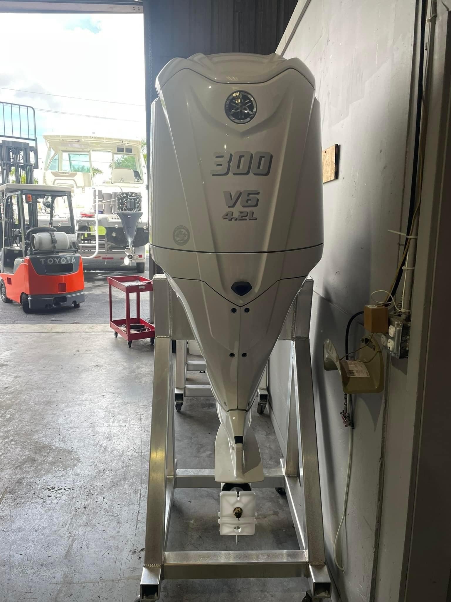 Yamaha 300hp outboard motors for sale | Digital Electronic Controls, 30" Shaft | F300UCB & LF300UCB - Image 2
